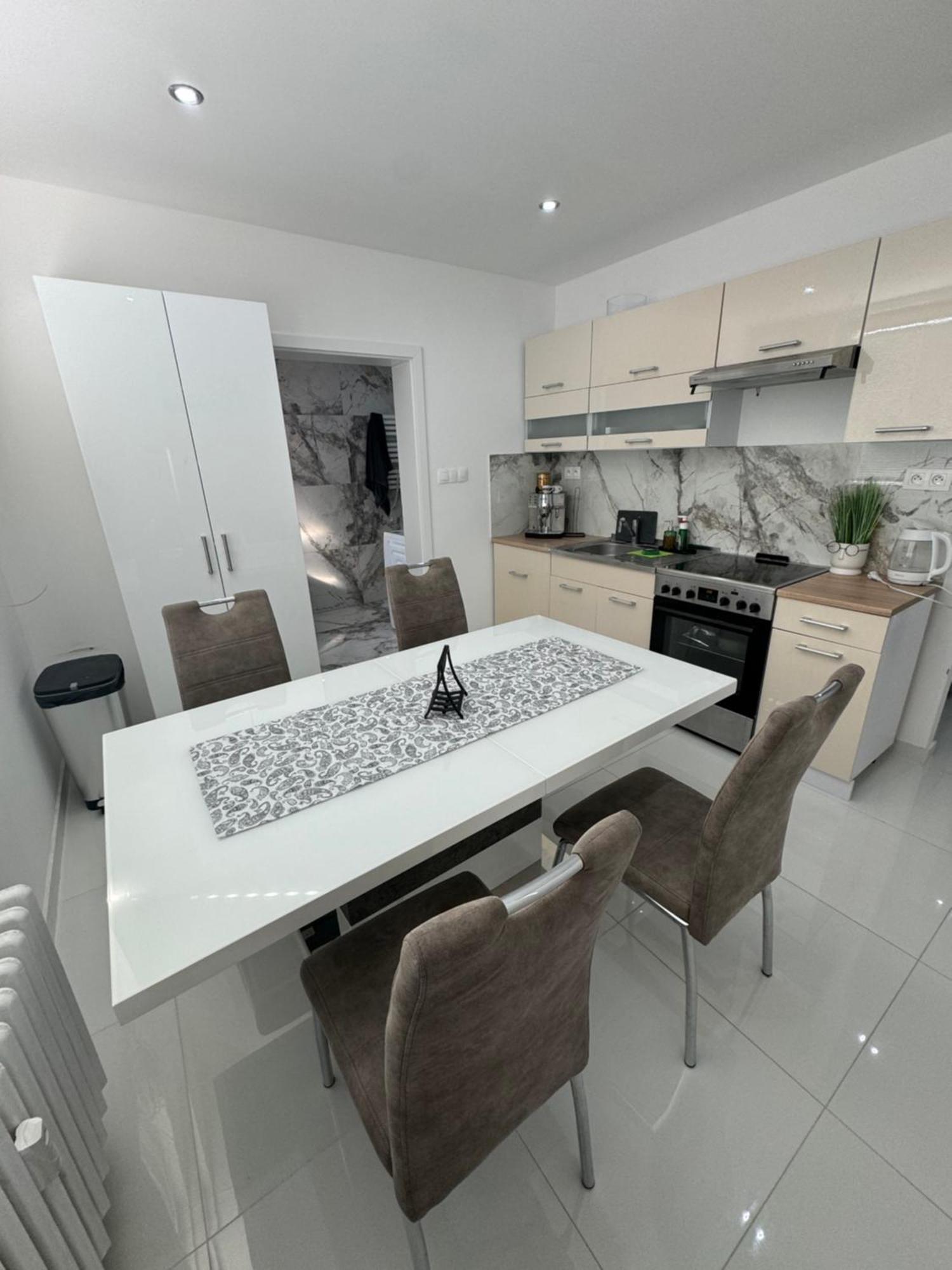 Peti Apartman Centrum Galanta Bagian luar foto