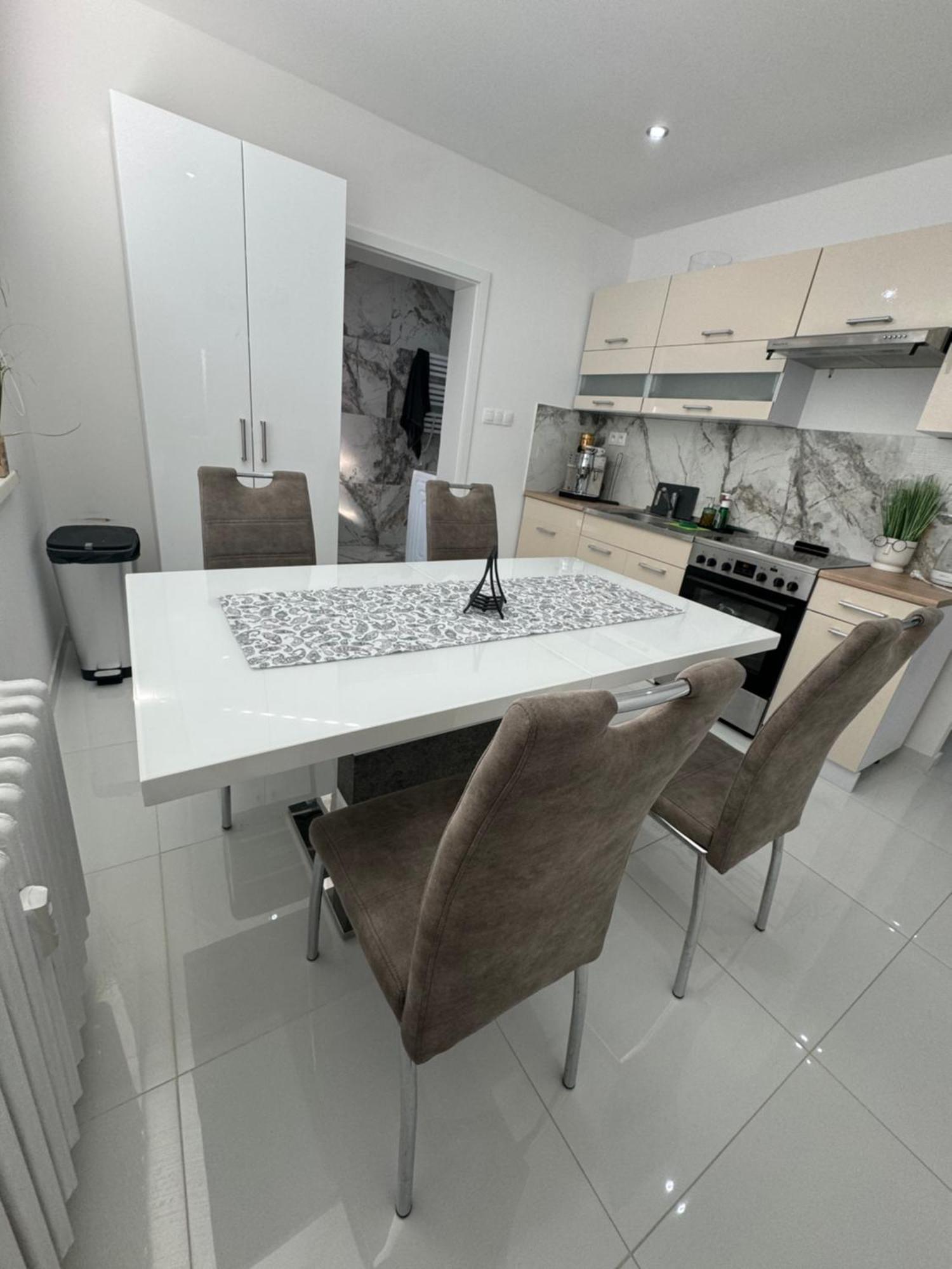 Peti Apartman Centrum Galanta Bagian luar foto